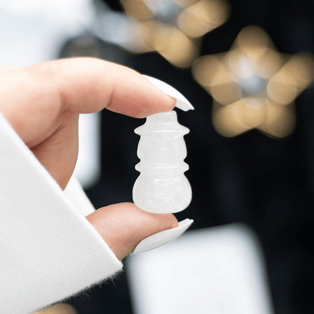 Bonhomme de neige en cristal de quartz transparent dans une bourse