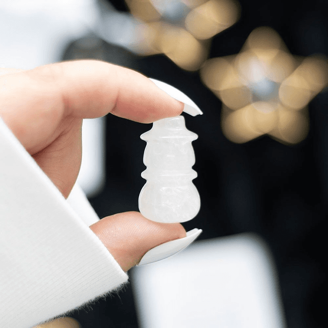 Bonhomme de neige en cristal de quartz transparent dans une bourse
