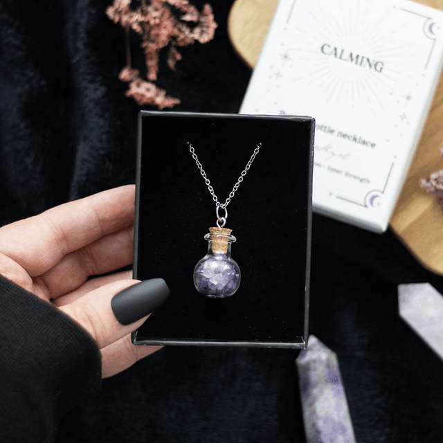 Collier bouteille de potion en cristal d&#039;améthyste apaisant.