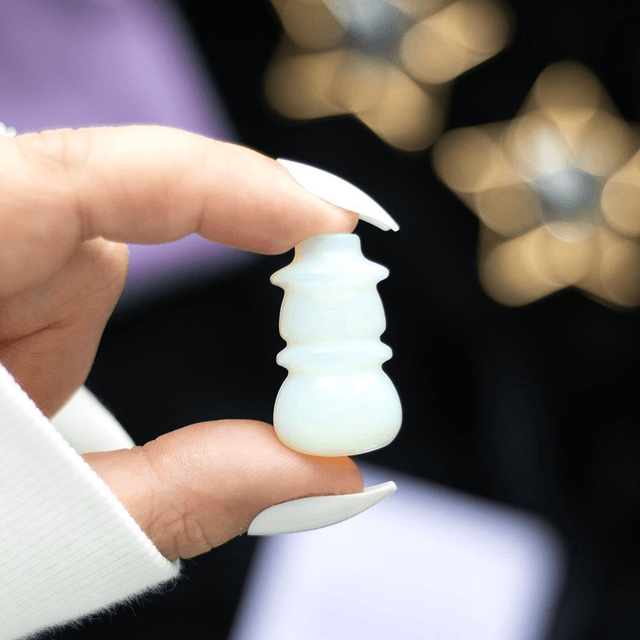 Bonhomme de neige en cristal d&#039;opalite dans un sac